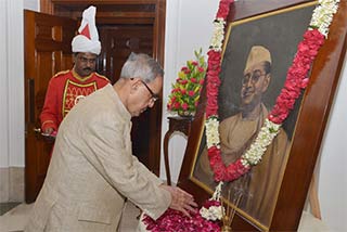नेताजी सुभाष चंद्र बोस जयंती राष्ट्रपति श्री प्रणब मुखर्जी 23 जनवरी, 2015 को राष्ट्रपति भवन, नई दिल्ली में नेताजी सुभाष चंद्र बोस के जन्म दिवस पर उनके चित्र पर पुष्पांजलि अर्पित करते हुए।